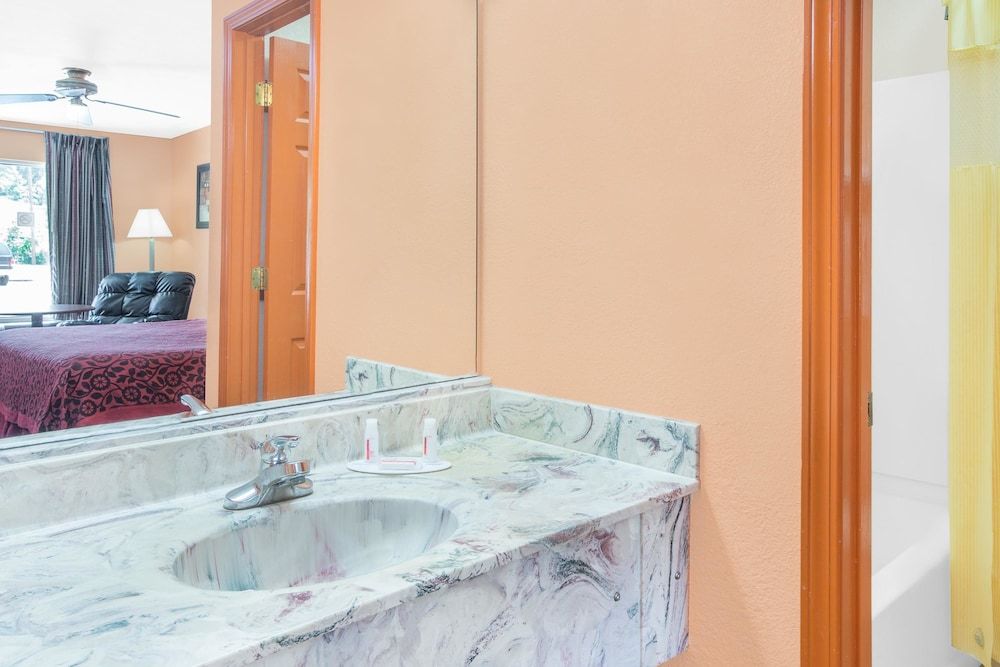 Americas Best Value Inn Kosciusko Room, 1 King Bed, Non Smoking 5