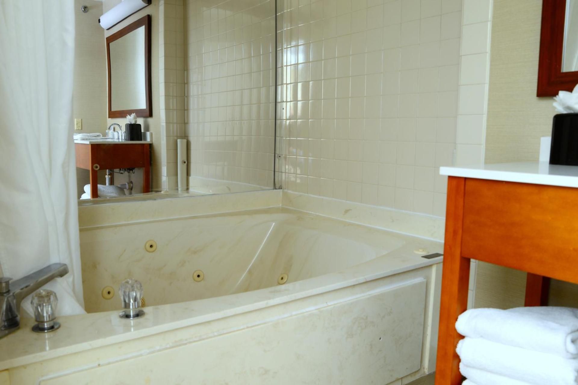 King Suite with Whirlpool - Non-Smoking