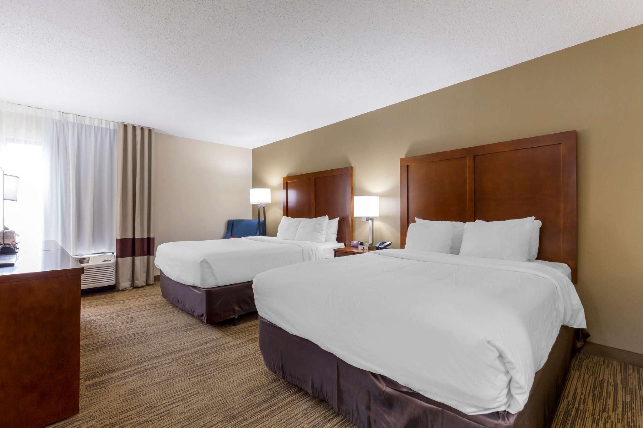 1 King Bed, 2 Queen Beds, Suite, Nonsmoking, Upgrade