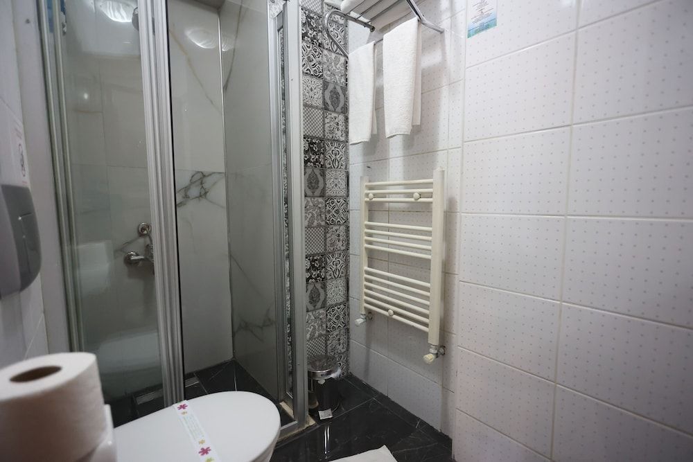 Arven Hotel Economy Triple Room Basement Floor 14