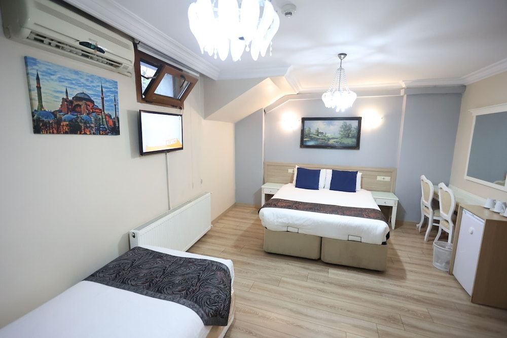 Arven Hotel Economy Triple Room Basement Floor 8
