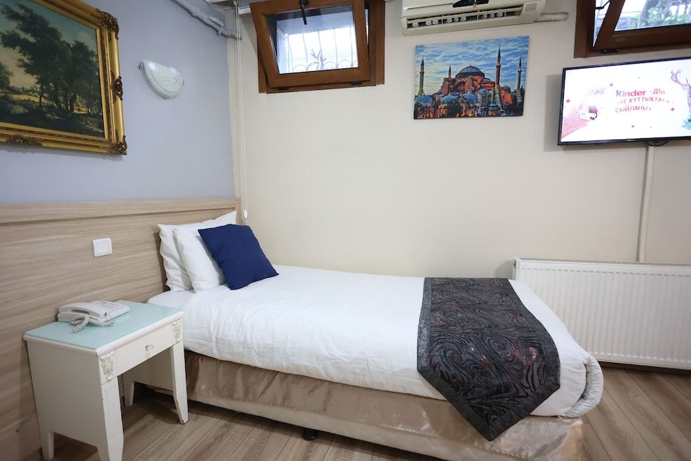 Arven Hotel Economy Triple Room Basement Floor 7