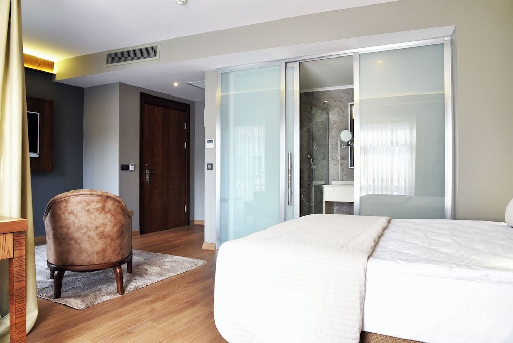 The Elegant Hotel Deluxe Double or Twin Room, Balcony 8