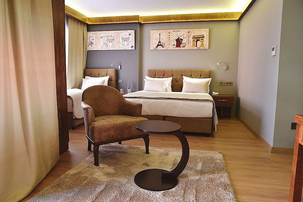 The Elegant Hotel Superior Triple Room, Balcony 4