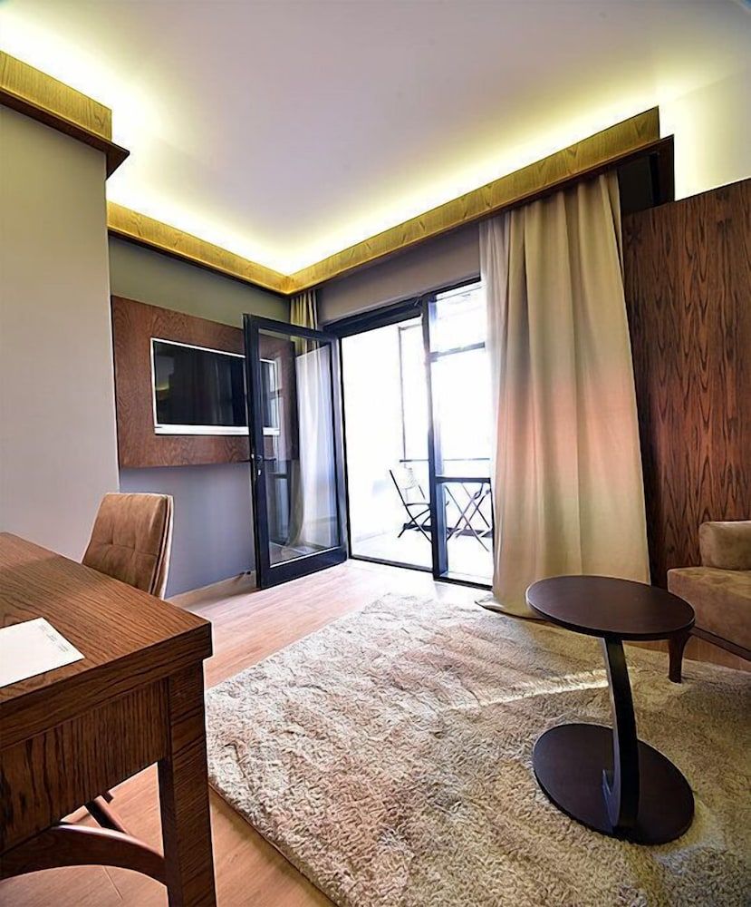 The Elegant Hotel Superior Triple Room, Balcony 5