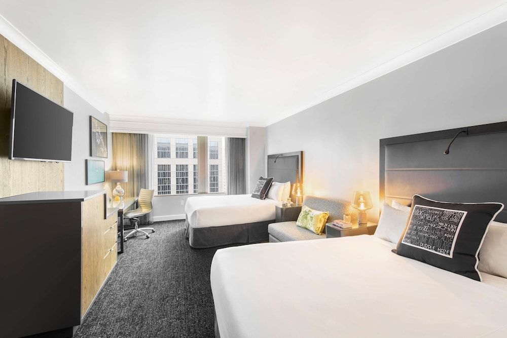 Hilton Motif Seattle Room, 2 Queen Beds, Accessible, Bathtub (Mobility & Hearing) 5