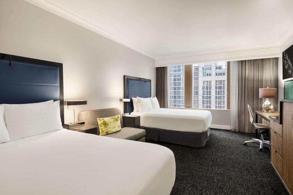 Hilton Motif Seattle Room, 2 Queen Beds, Accessible, Bathtub (Mobility & Hearing) 4