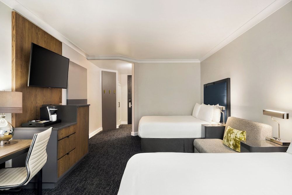 Hilton Motif Seattle Room, 2 Queen Beds, Accessible, Bathtub (Mobility & Hearing) 3