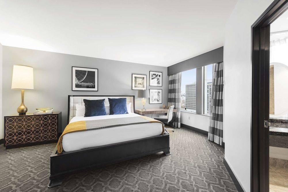 Penthouse Suite, 1 King Bed with Fireplace (Water View)