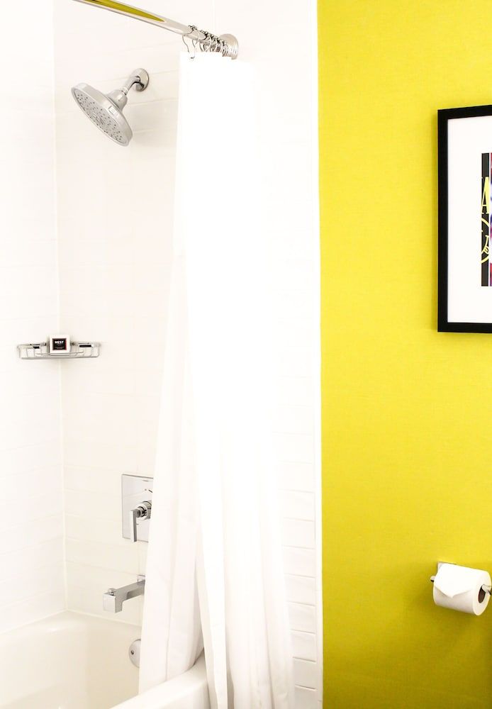 Hilton Motif Seattle Room, 2 Queen Beds, Accessible, Bathtub (Mobility & Hearing) 8