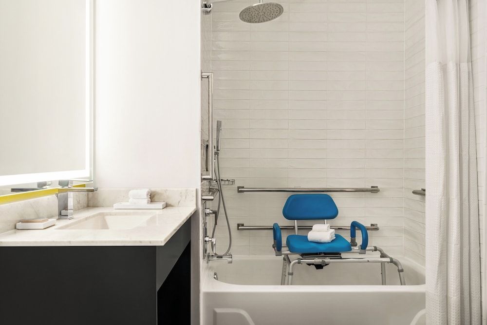 Hilton Motif Seattle Room, 2 Queen Beds, Accessible, Bathtub (Mobility & Hearing) 7