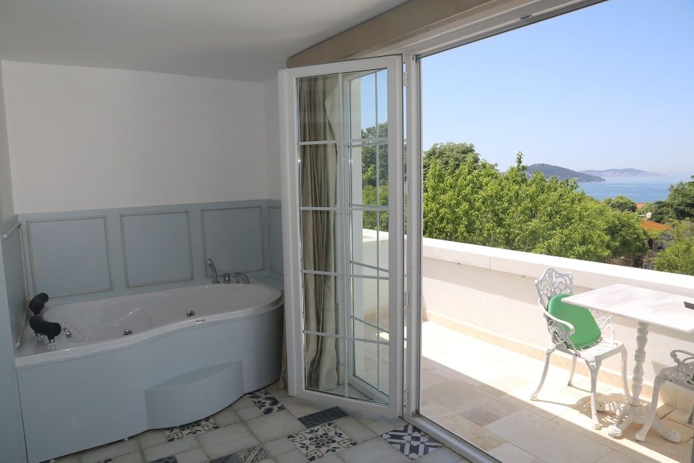 Buyukada Cankaya Hotel Room, Jetted Tub, Sea View 20