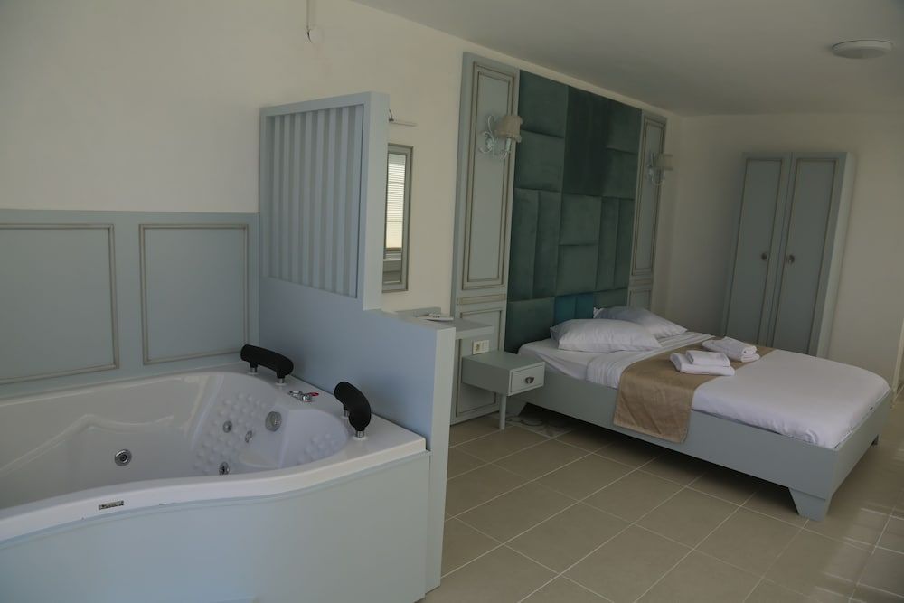 Buyukada Cankaya Hotel Room, Jetted Tub, Sea View 4
