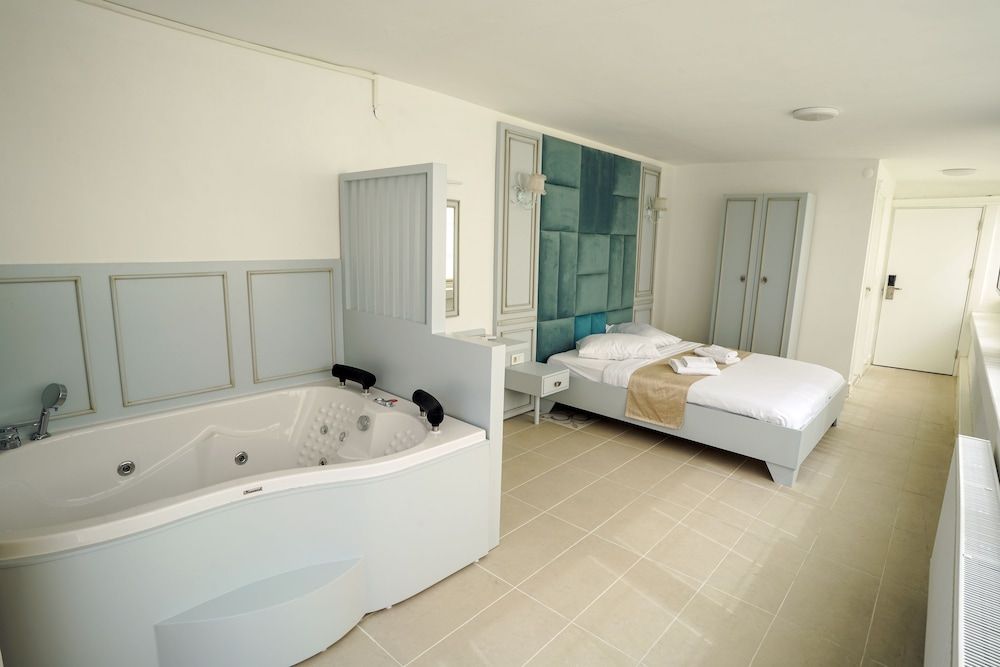 Buyukada Cankaya Hotel Room, Jetted Tub, Sea View 8