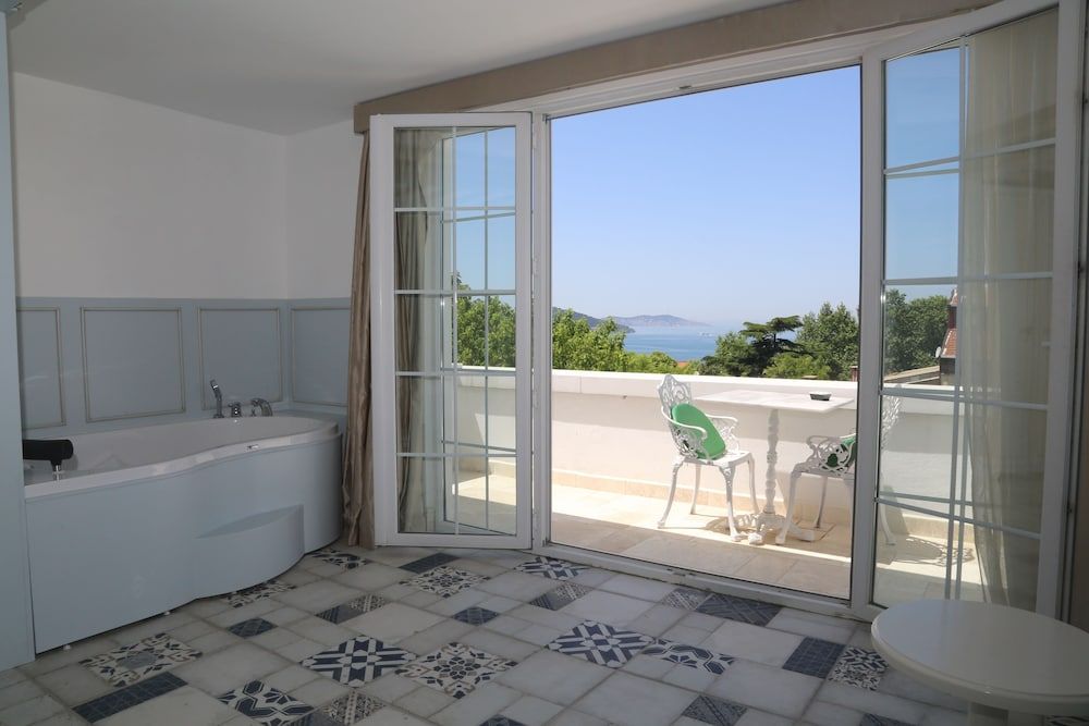 Buyukada Cankaya Hotel Room, Jetted Tub, Sea View 24