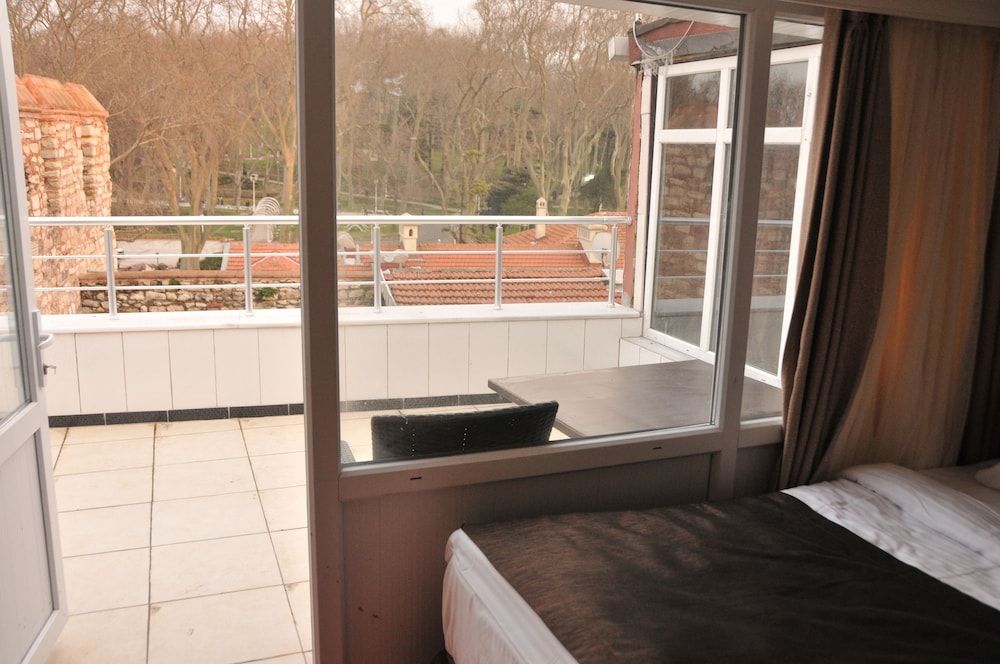 undefined Palace Point Hotel 4