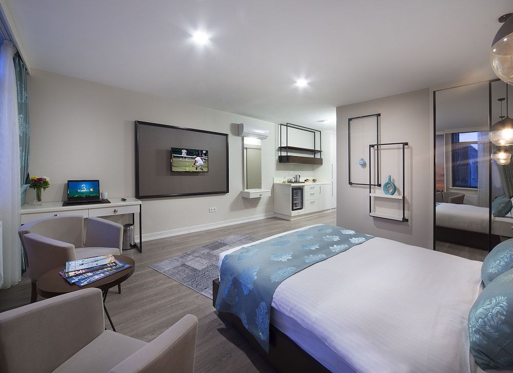 undefined The Clock Suites 9