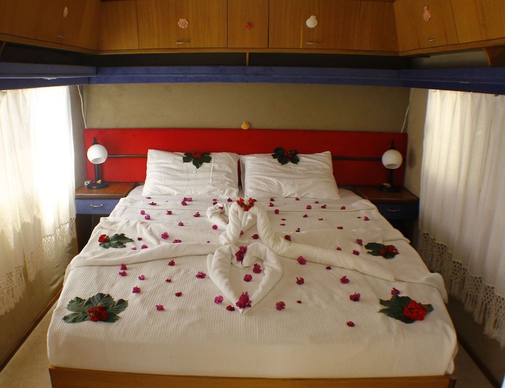 Golden Sand Beach & Caravan Romantic Mobile Home, 1 Double Bed with Sofa bed 2