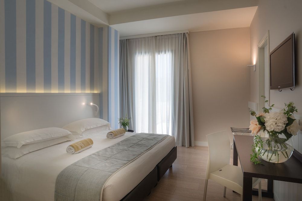 Superior Double or Twin Room, Partial Sea View