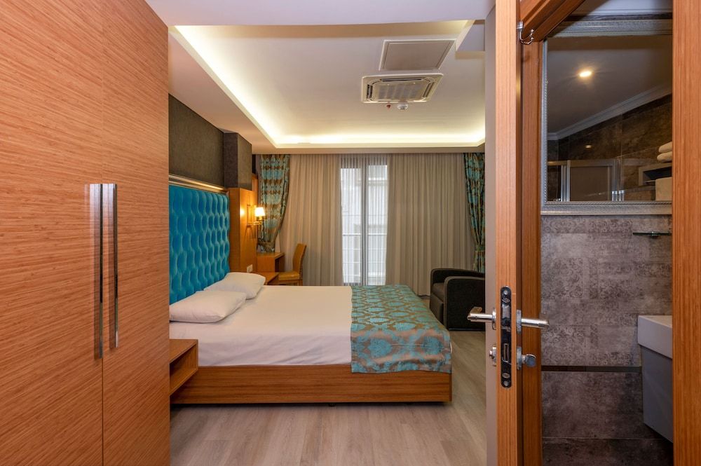 Grand Palace Hotel Deluxe Double Room 10