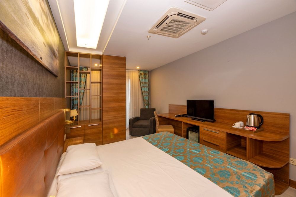 Grand Palace Hotel Deluxe Double Room 14