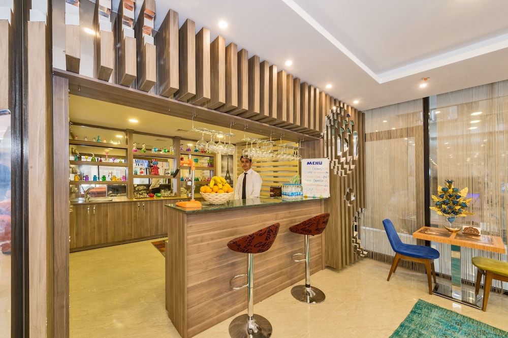 undefined Grand Palace Hotel 5