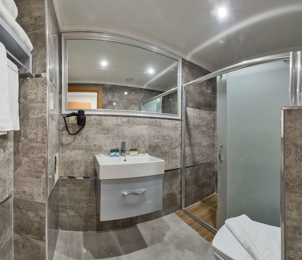 Grand Palace Hotel Deluxe Double Room 17