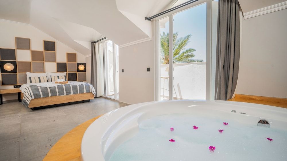 Blue Star Hotel Premium Double Room, Jetted Tub 4