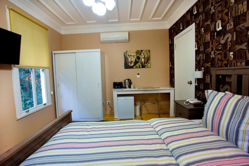 Dreamer's B&B Cihangir Double Room, Shared Bathroom 11