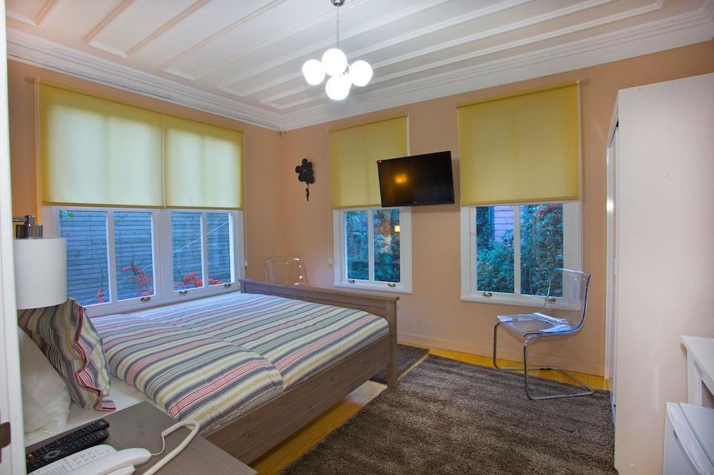 Dreamer's B&B Cihangir Double Room, Shared Bathroom 14