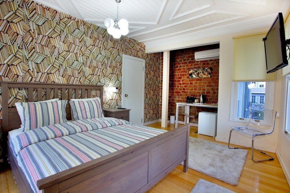 Dreamer's B&B Cihangir Double Room, Shared Bathroom 9