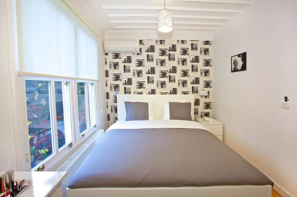Dreamer's B&B Cihangir Double Room, Shared Bathroom 8