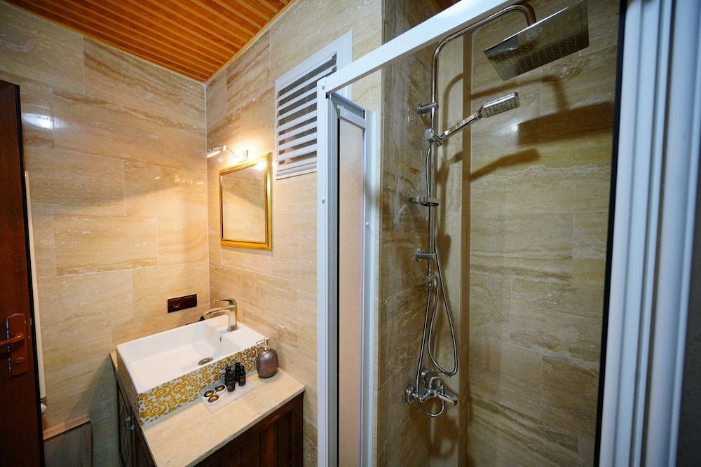 Sun Rise View Hotel Deluxe Suite, 1 King Bed 9