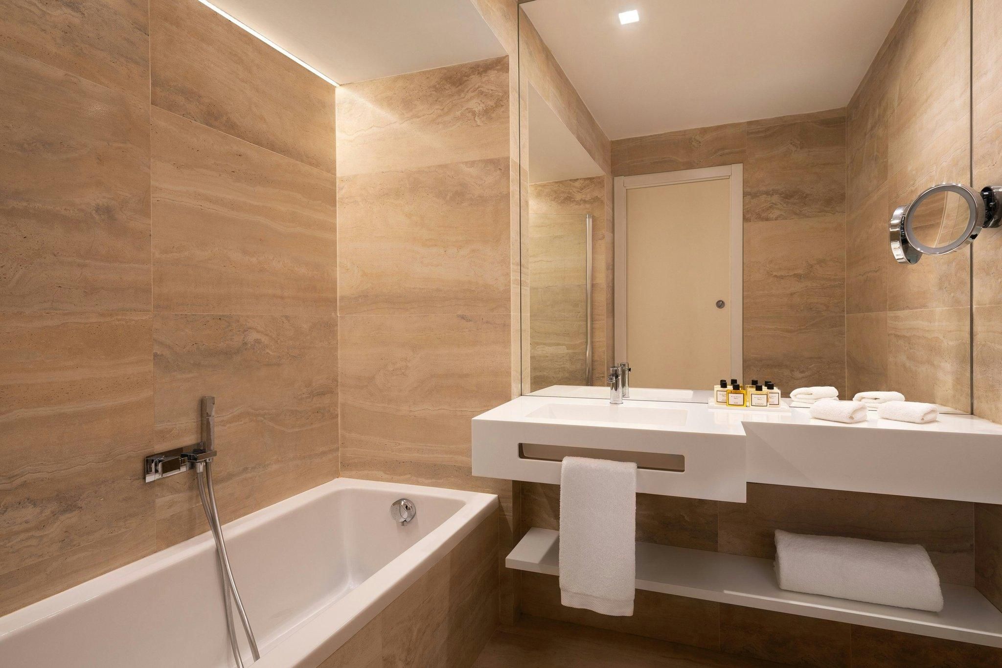Superior, Guest room, 2 Twin, Urban view, Balcony