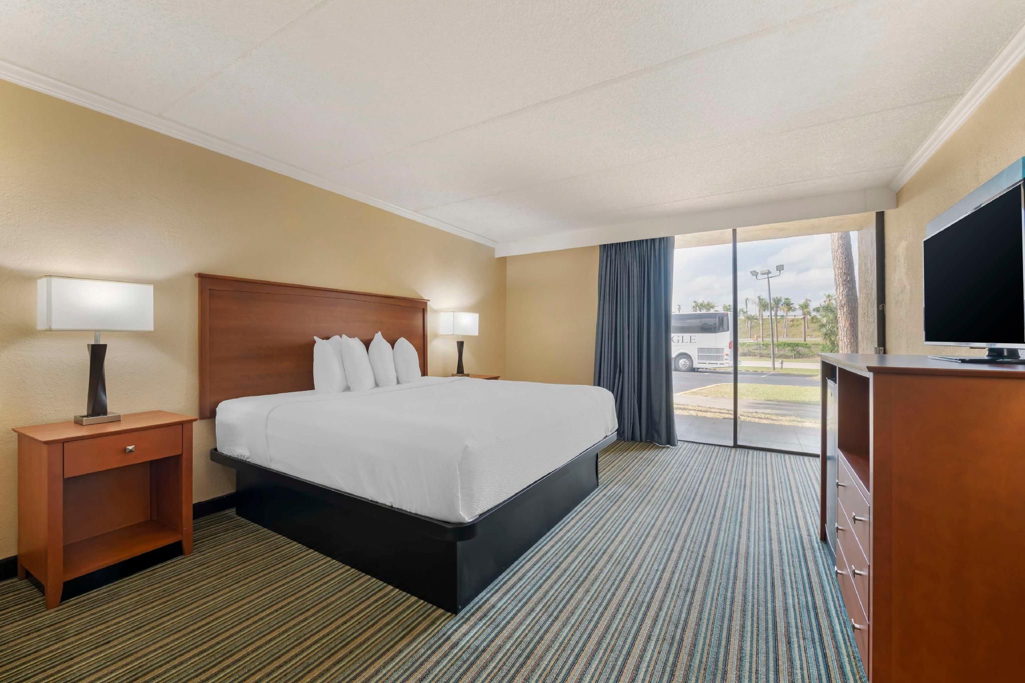 Accessibility - 1 King Bed, Bathtub, Balcony, Nonsmoking