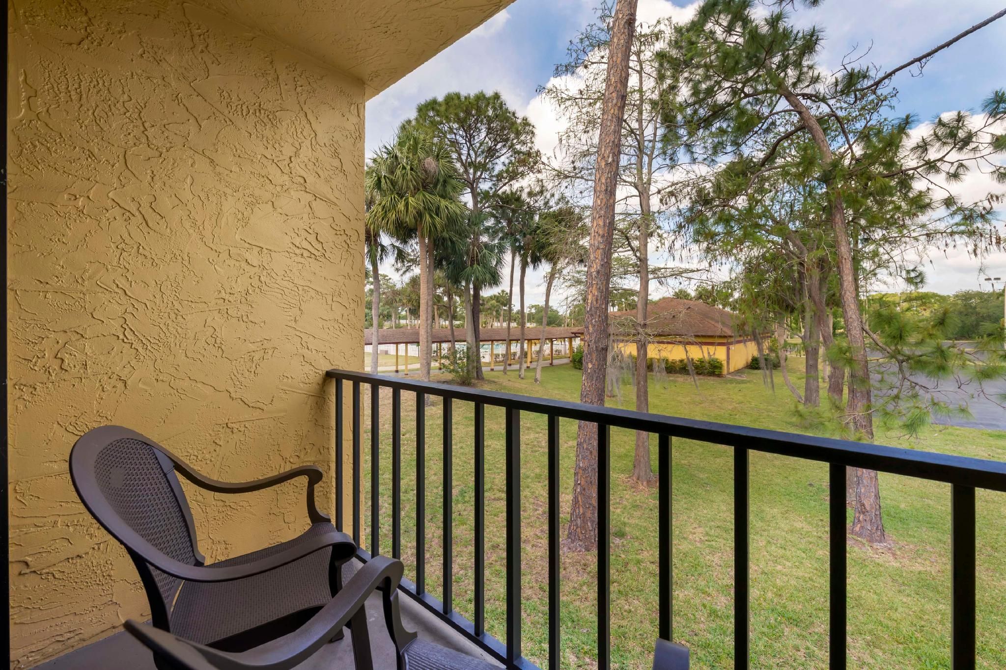 1 King Bed, Nonsmoking, Balcony