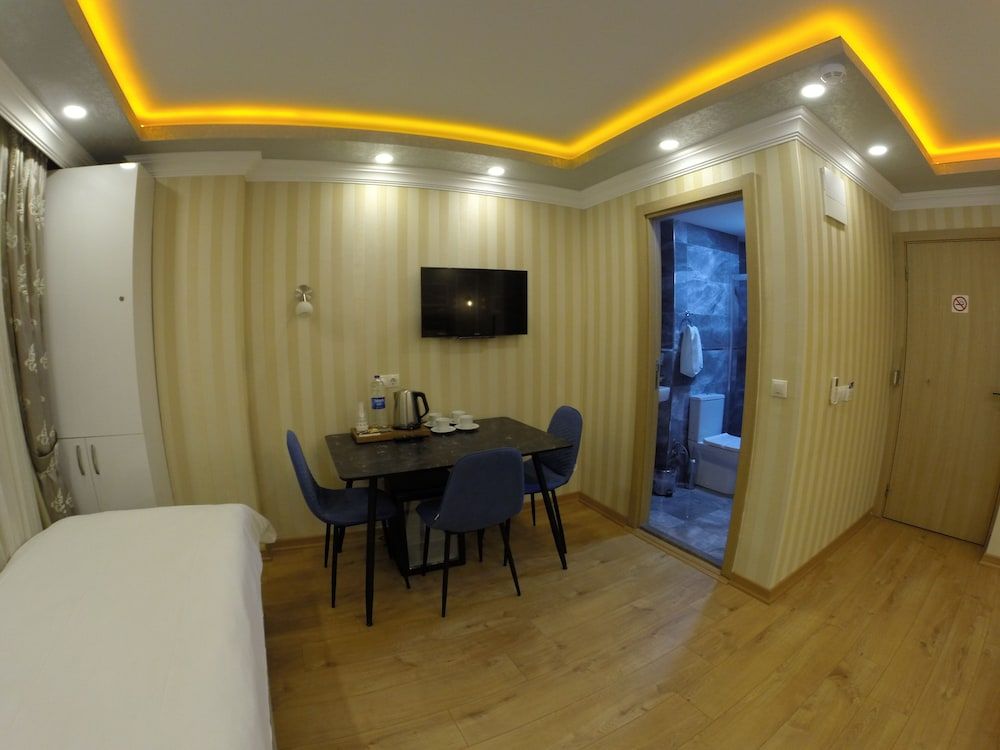 Meydan Suites Deluxe Quadruple Room 14