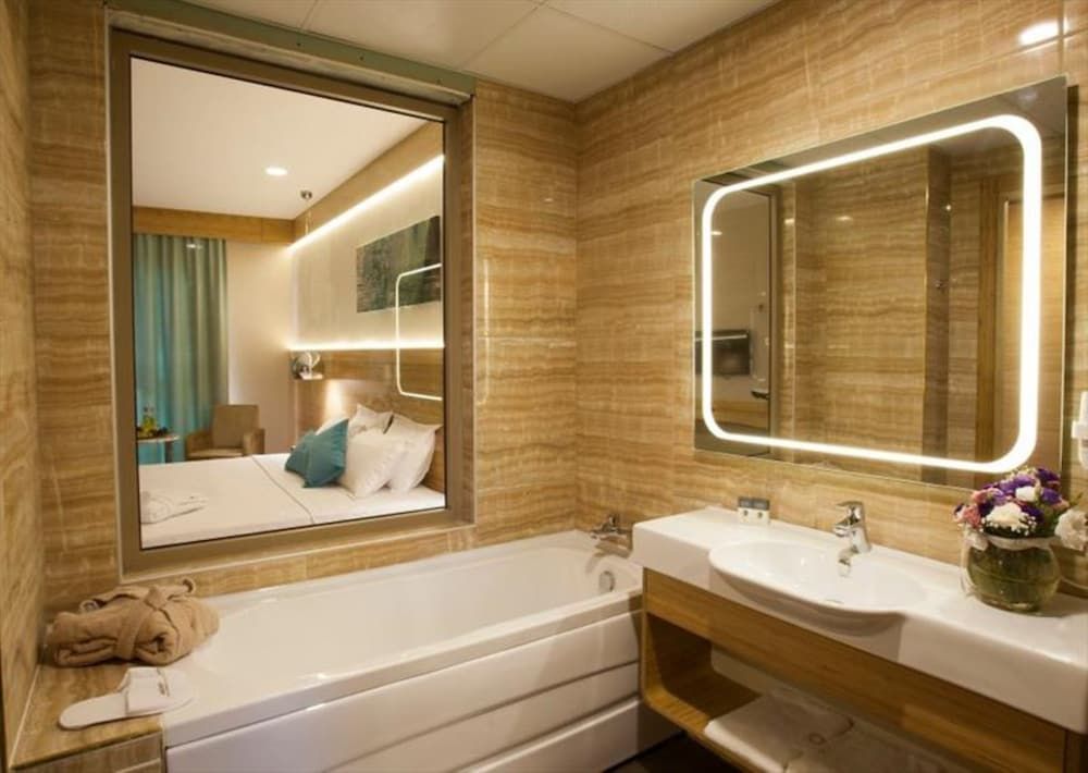 Istanbul Medikal Termal Hotel Deluxe Room, Bathtub 4