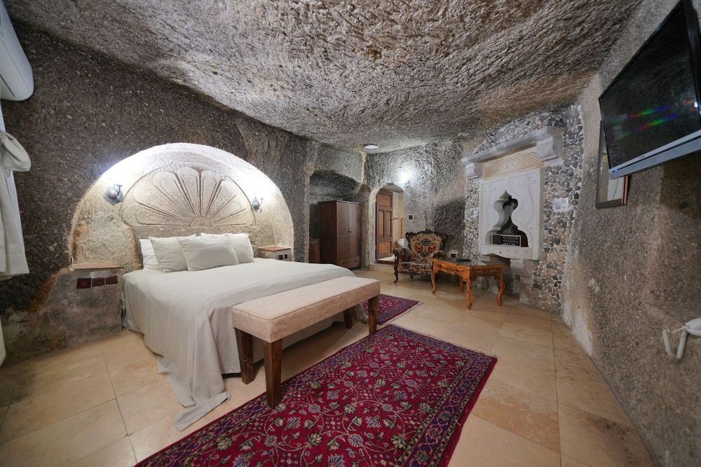 Holiday Cave Hotel
