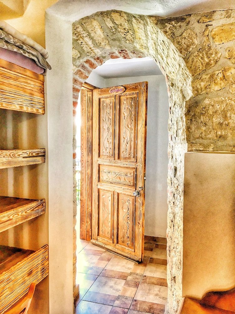 Parmis Boutique House Deluxe Triple Room 4