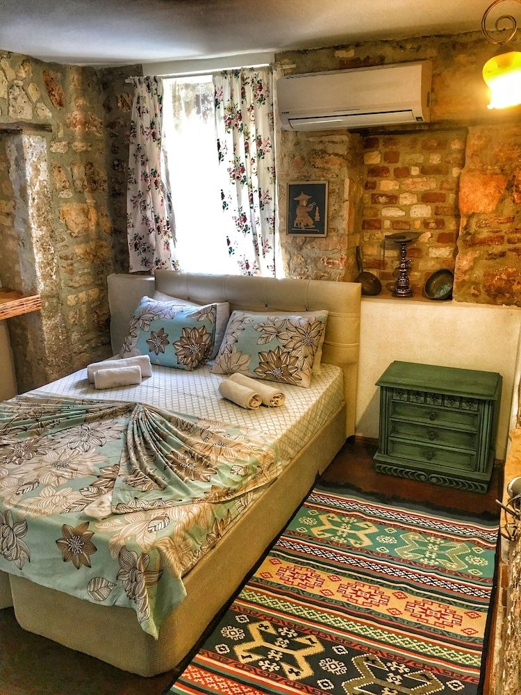 Parmis Boutique House Deluxe Quadruple Room 11