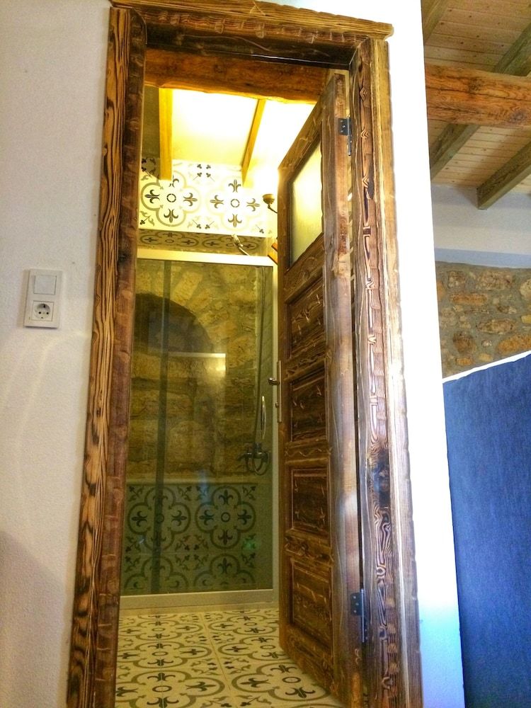 Parmis Boutique House Deluxe Triple Room 11