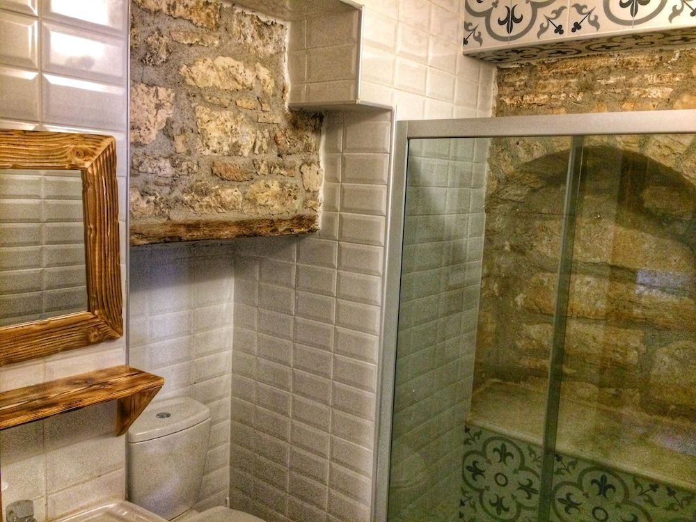 Parmis Boutique House Deluxe Triple Room 10