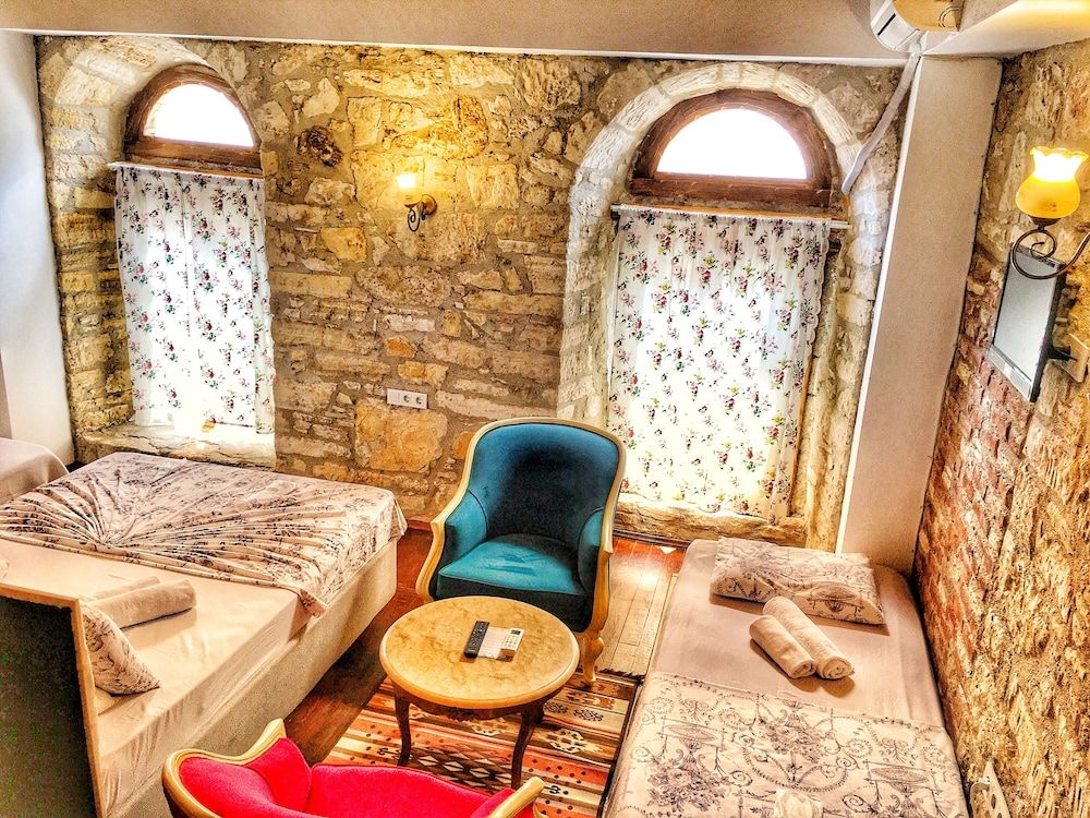 Parmis Boutique House Deluxe Quadruple Room 22