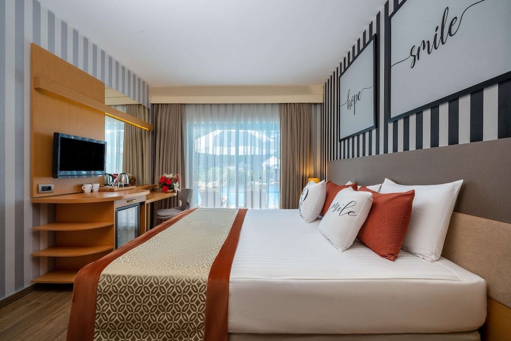 Suite, Pool View