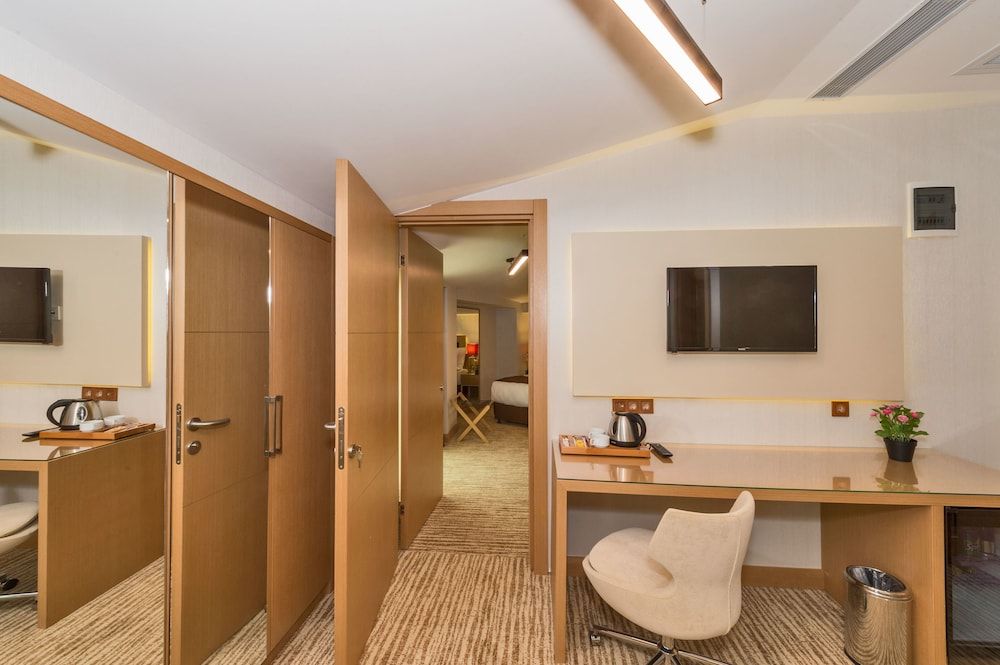 Family Room, 2 Bedrooms, 2 Bathrooms, City View