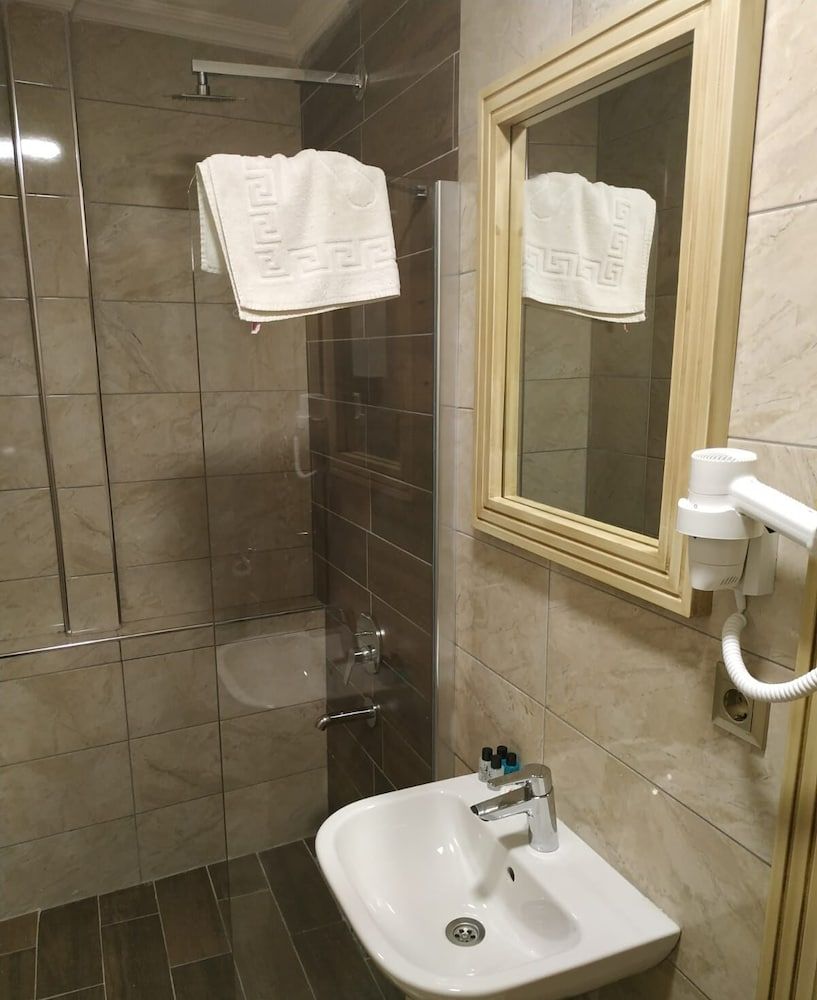 Apple Tree Hotel Economy Double Room 4