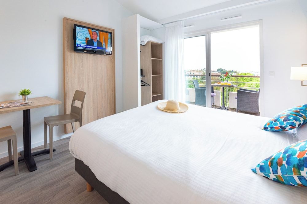 Zenitude Hôtel-Résidences Le Cannet Superior Studio, 1 Double Bed 3