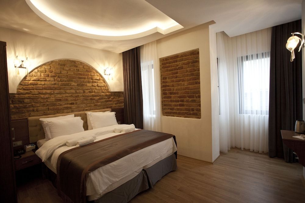 Pera Line Hotel Deluxe Tek Büyük veya Iki Ayri Yatakli Oda Oturma Alanli 7