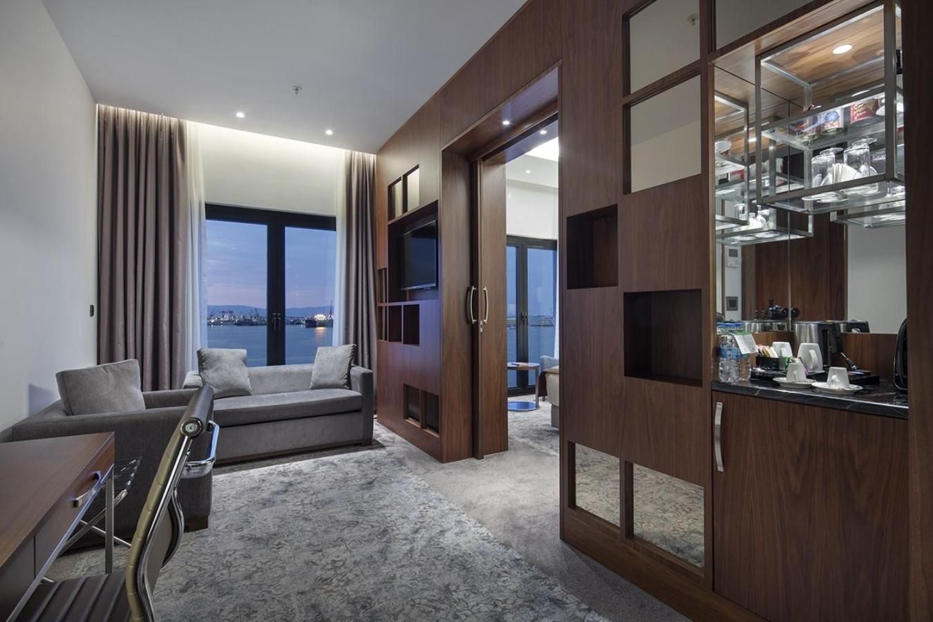 1 King Bed Suite Sea View